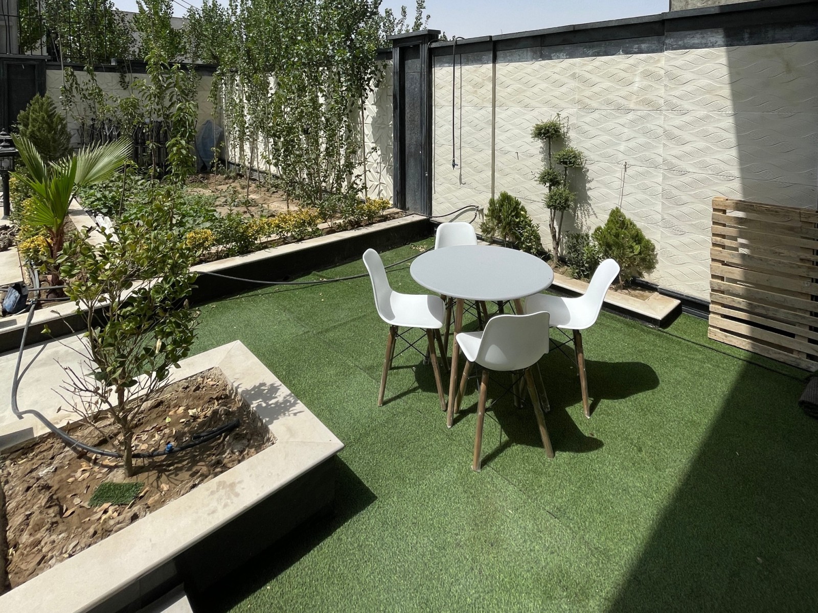 نمای بیرونی ساختمان نشیمن فضای باز