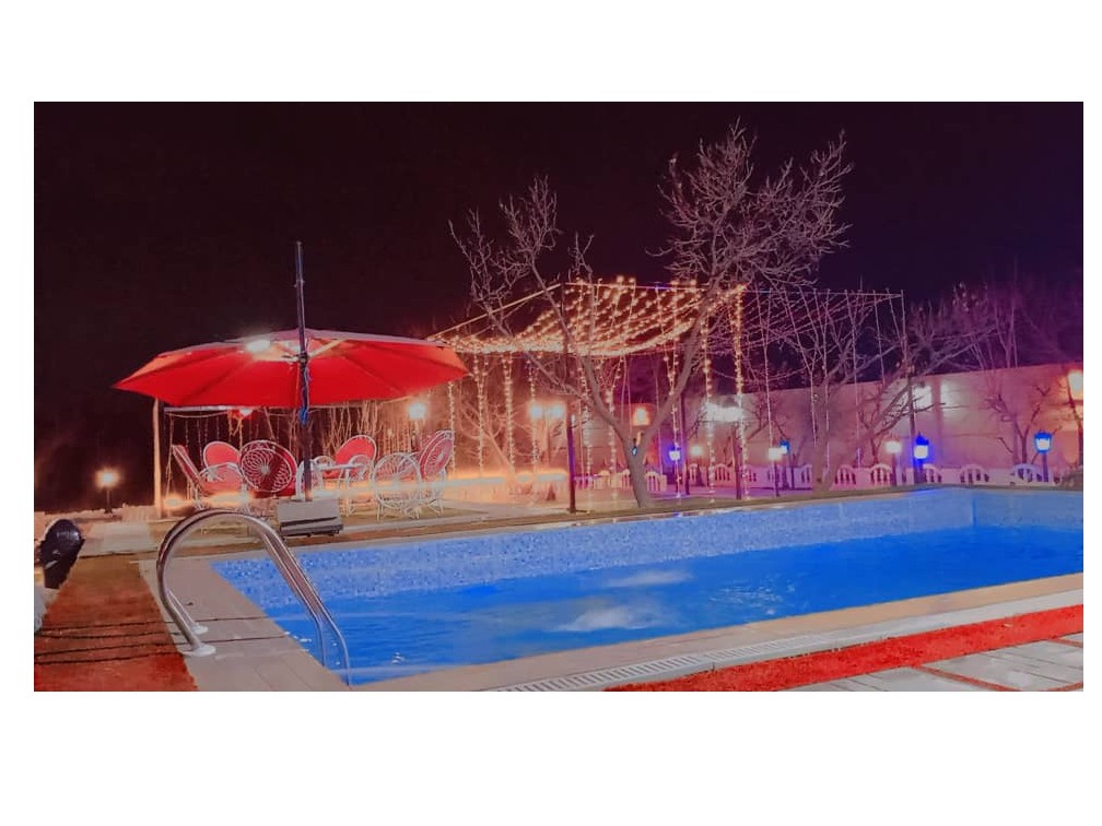 فضای باغ با استخر روباز فضای باغ با استخر روباز