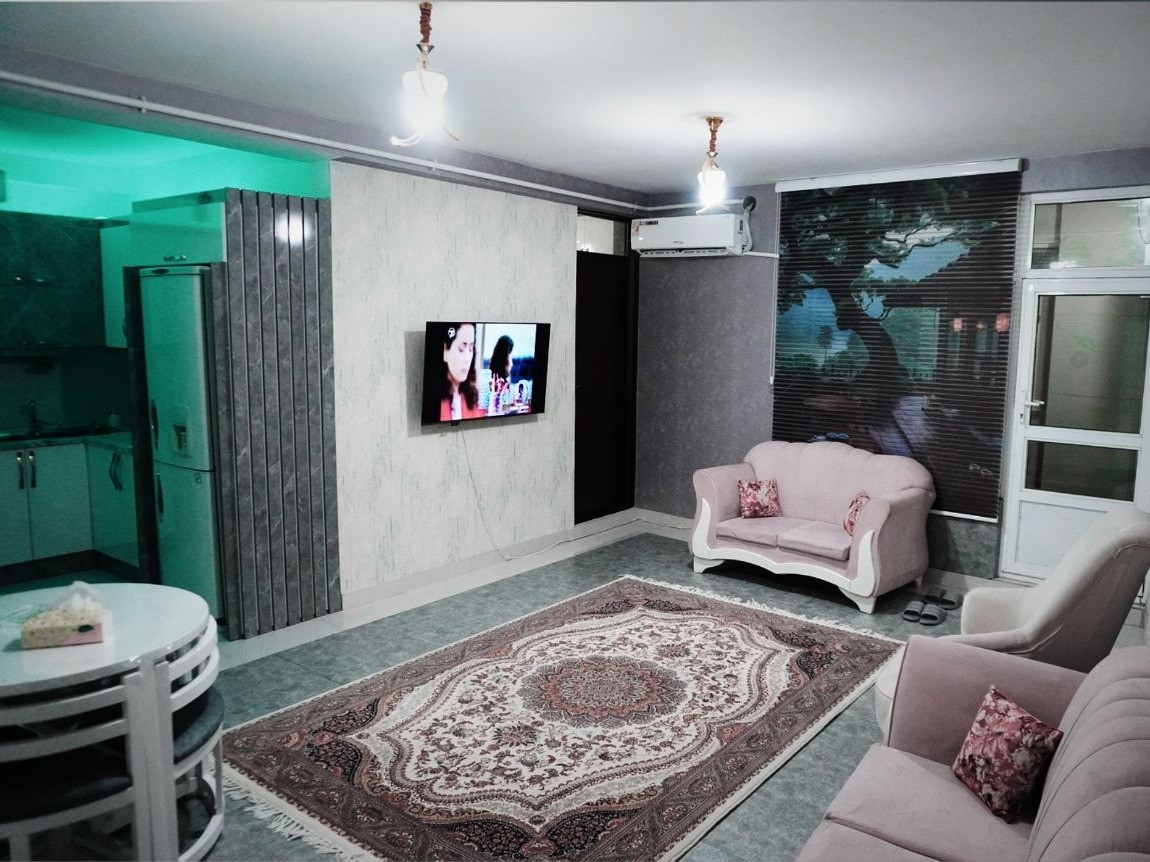 نمای پذیرایی و آشپزخانه .ورودی حیاط و ورودی اتاق خواب