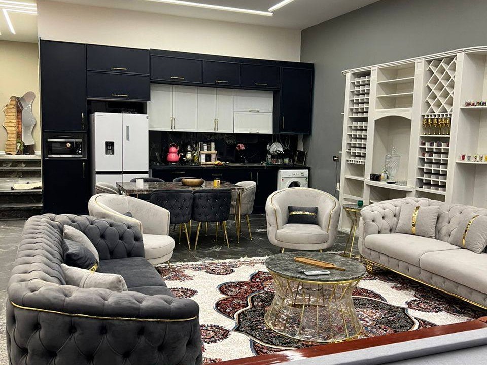 اتاق پذیرایی و آشپزخانه