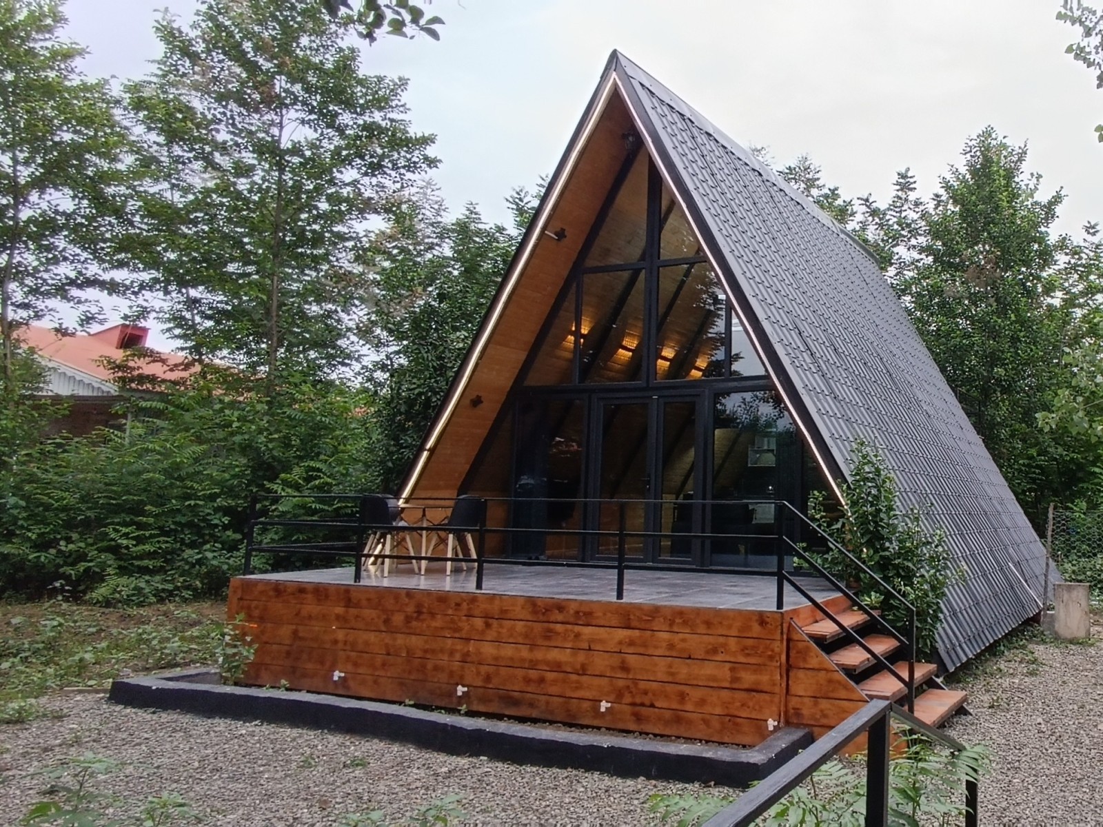 نمای بیرونی کلبه