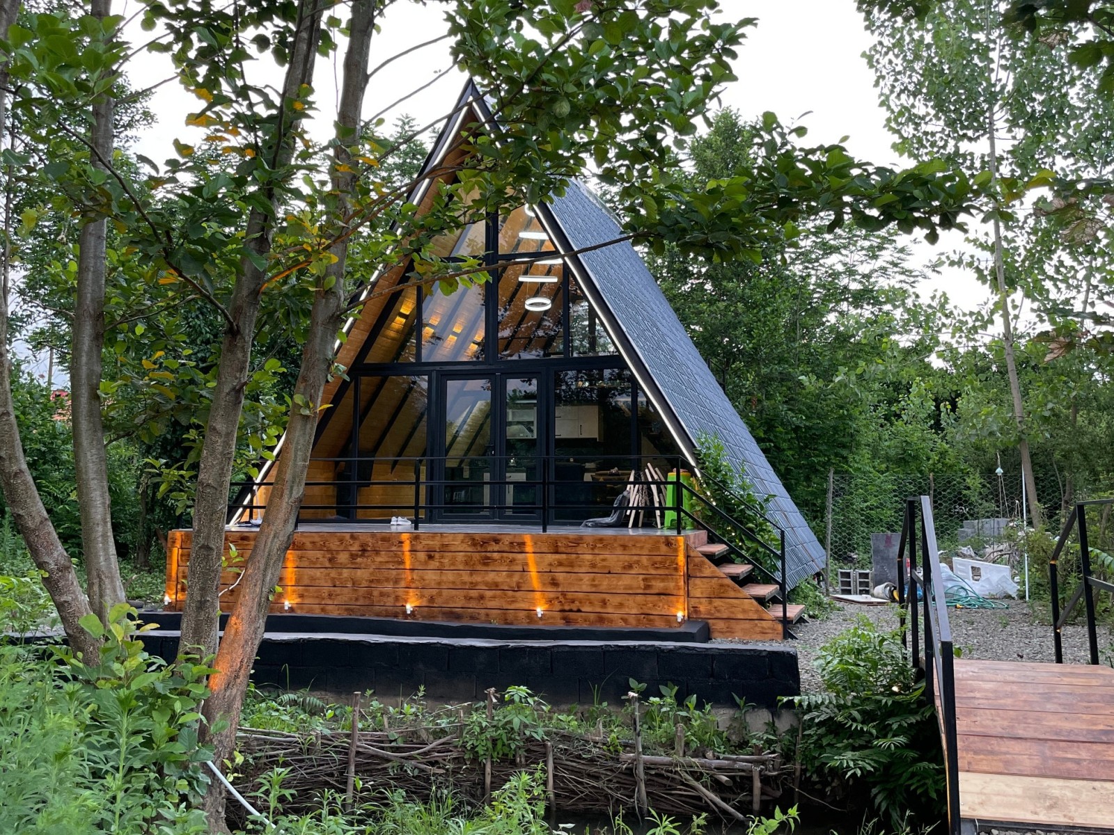 نمای بیرونی کلبه