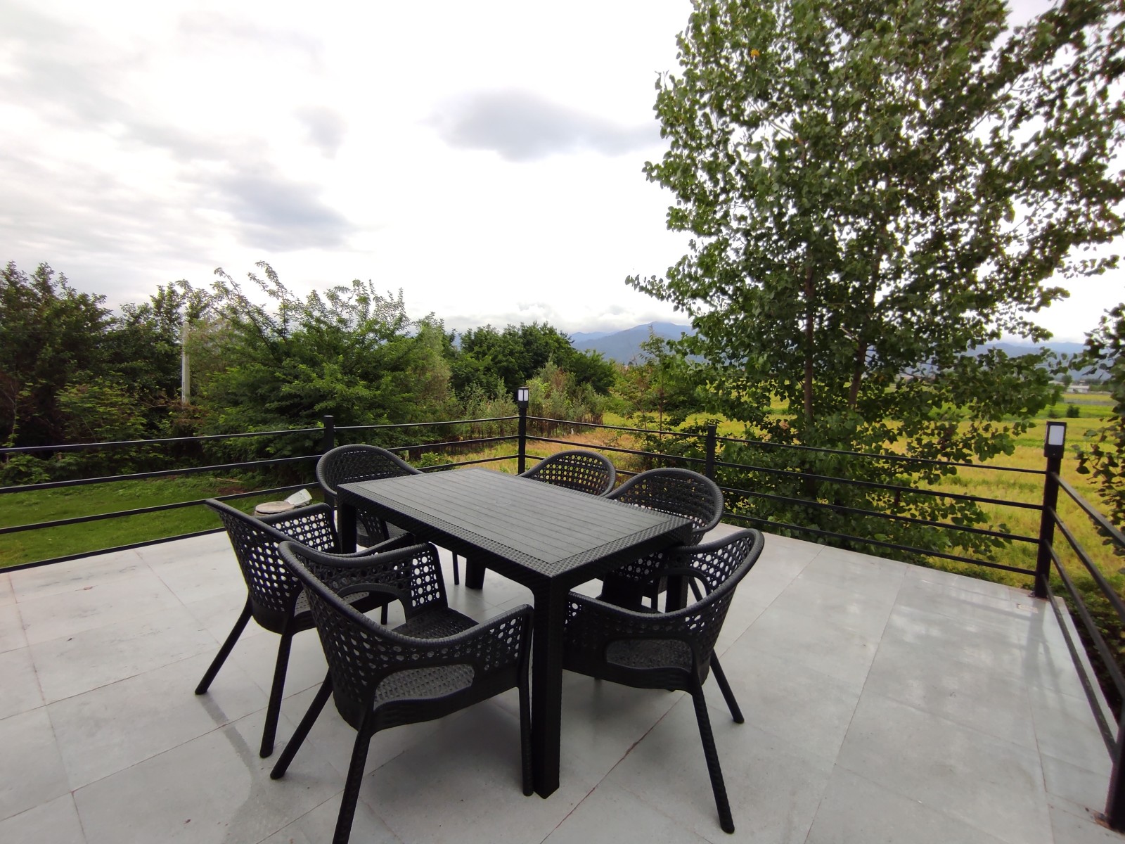 تراس با ویوی شالیزار و کوه و جنگل تراس با ویوی شالیزار و کوه و جنگل