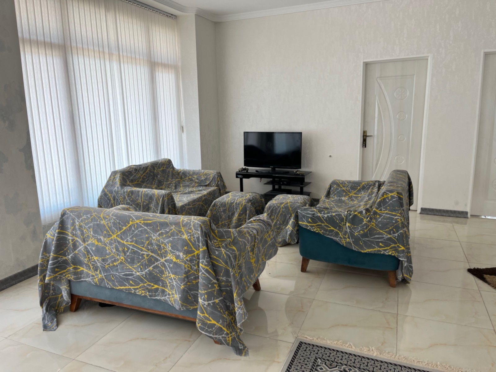 نشیمن مجهز به به امکانات رفاهی،مبلمان راحتب،تلوزیون متصل به ماهواره،کنسول بازیps4