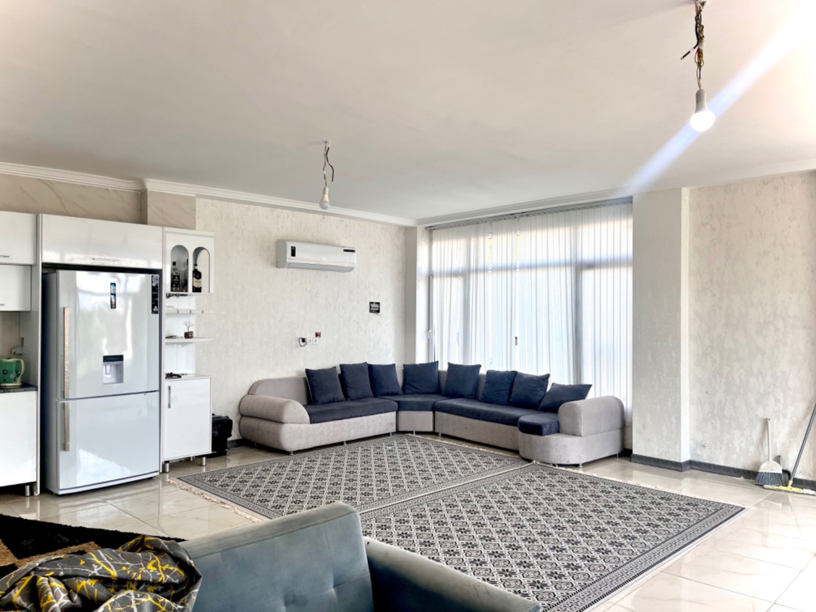 فضای نشیمن مجهز به مبل ال قابلیت تختخوابشو