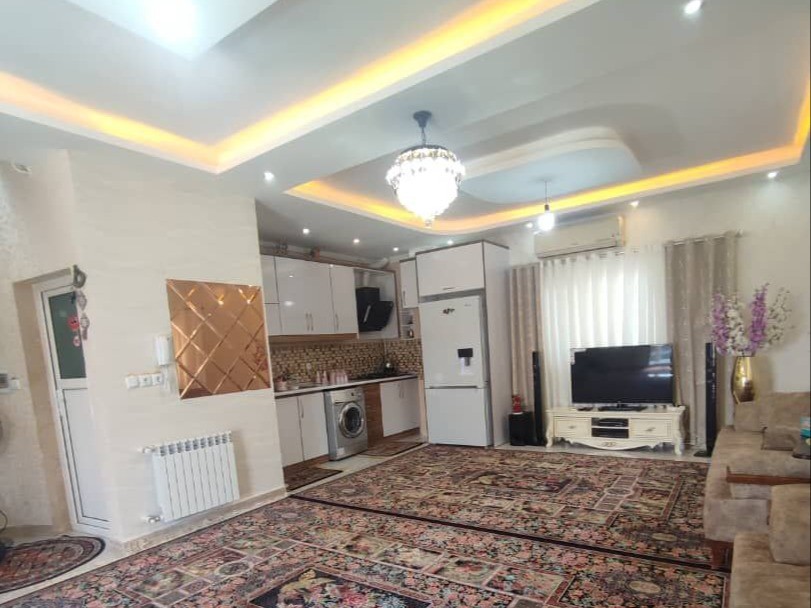 اتاق پذیرایی و آشپزخانه