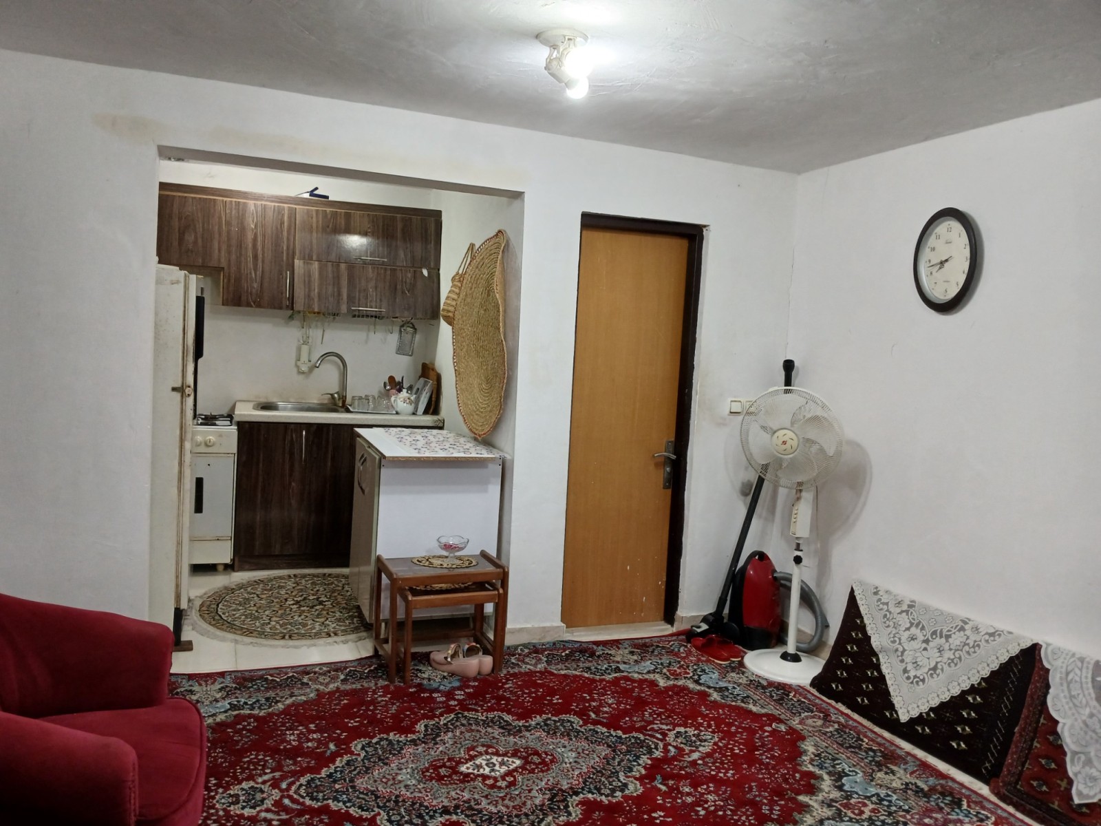 اتاق پذیرایی و اشپزخانه