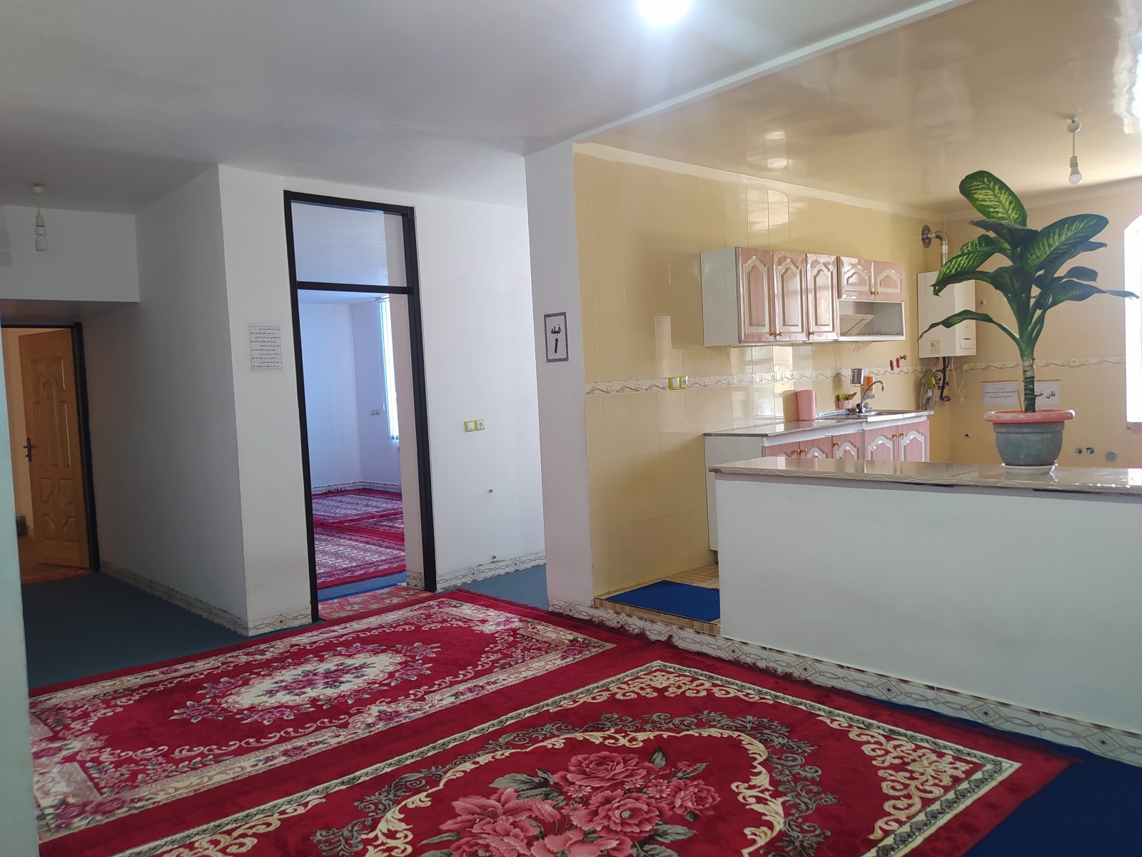 اتاق پذیرایی و آشپزخانه