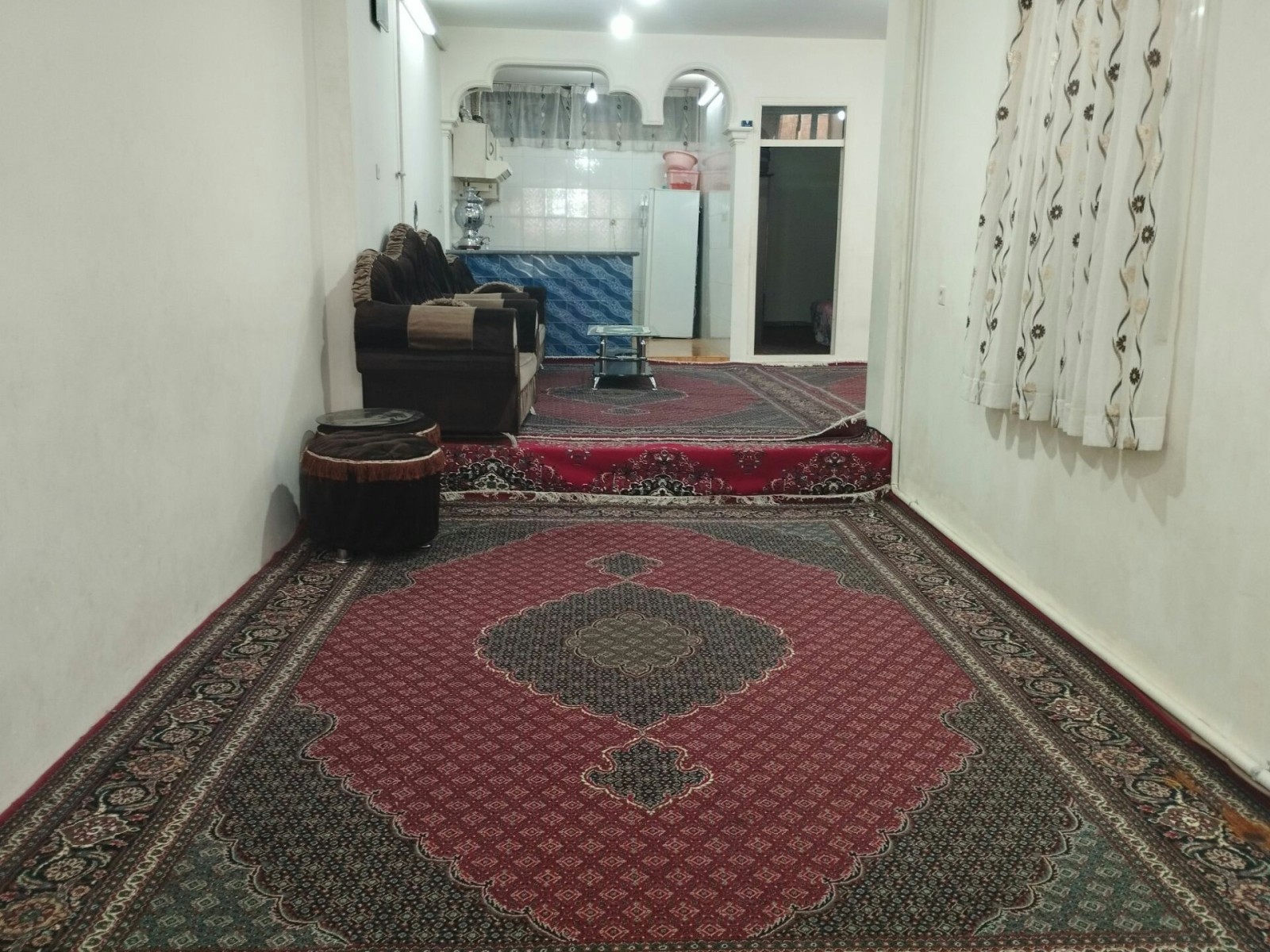 اتاق پذیرایی و آشپزخانه