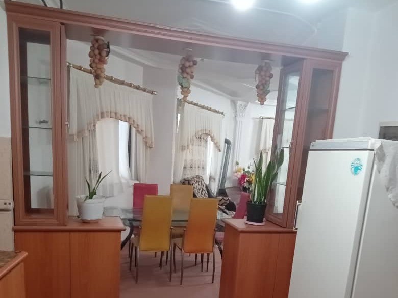 آشپزخانه فول کابینت به همراه یخچال و اجاق گاز و ....