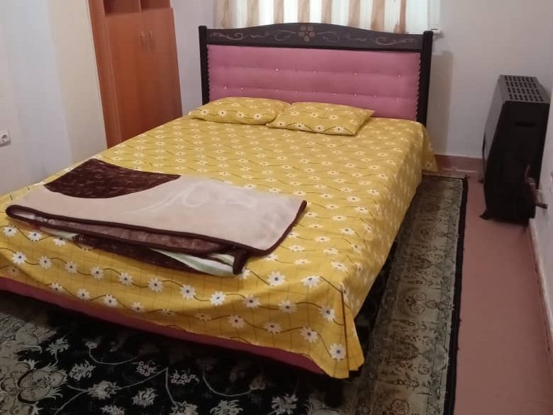 اتاق خواب به همراه تخت دو نفره