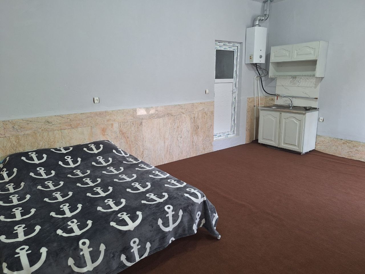 اتاق پذیرایی و آشپزخانه