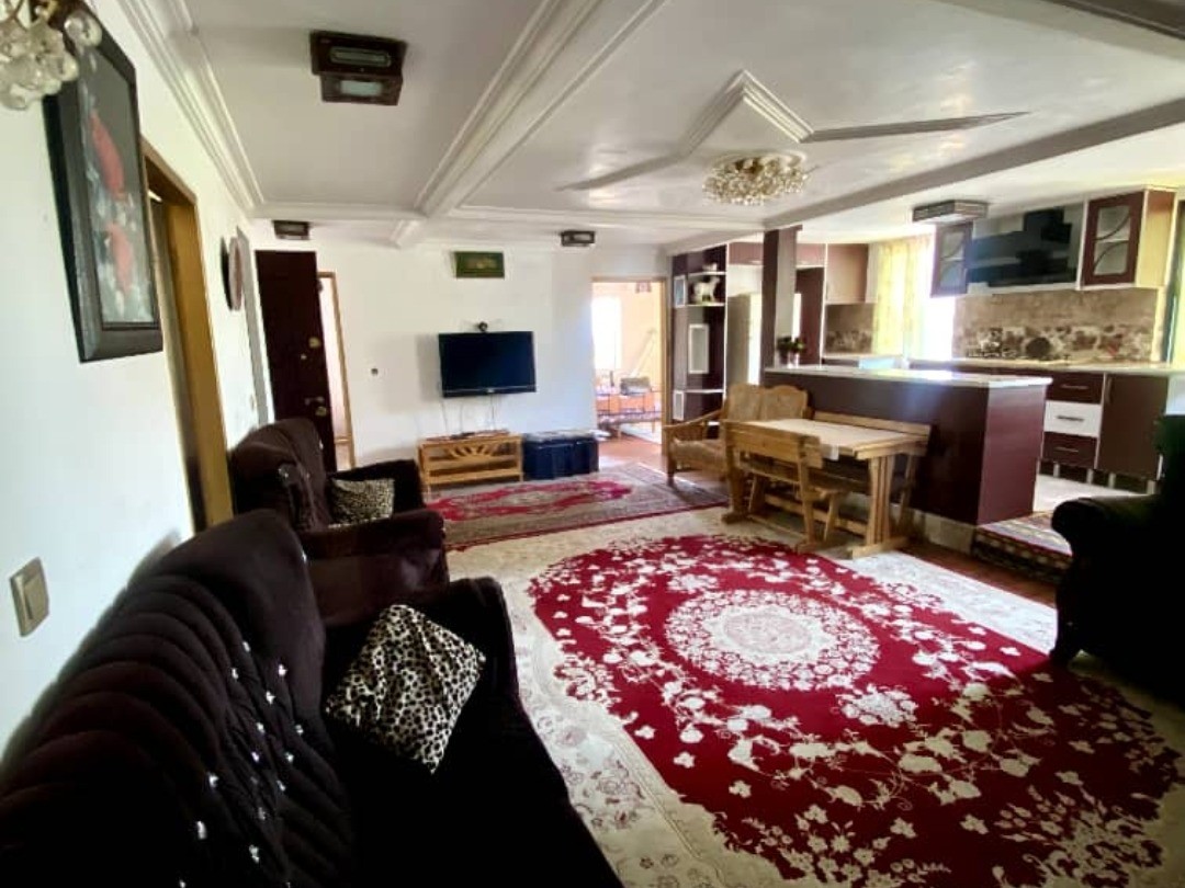 پذیرایی دارای مبلمان هفت نفره،تلویزیون،فرش،و در کنار اشپزخانه