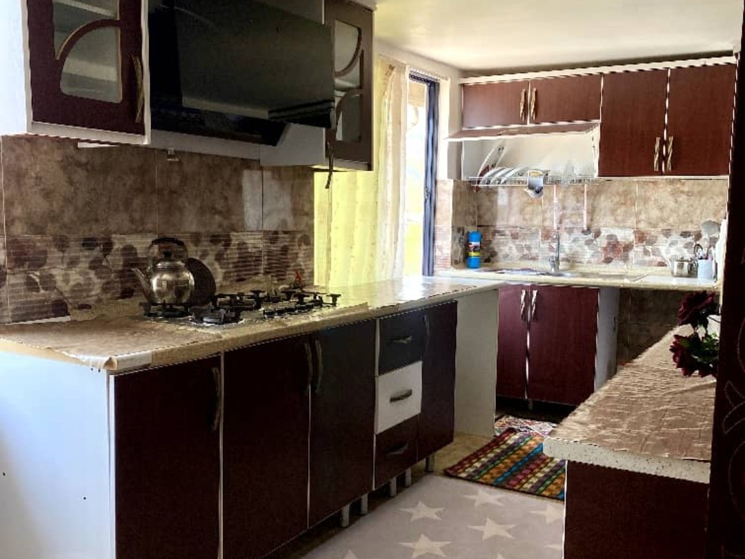 آشپزخانه دارای کابینت و ظروف پخت و پز