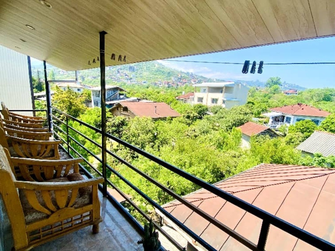 تراس 1 دارای چهار مبل تک نفره و ویوی عالی