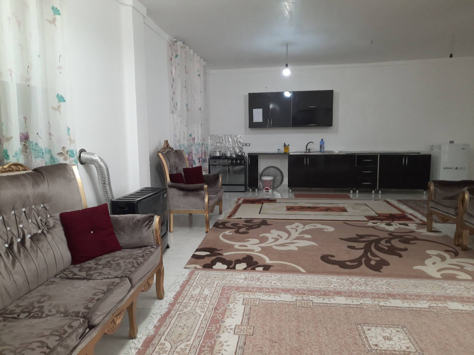 اتاق پذیرایی و آشپزخونه