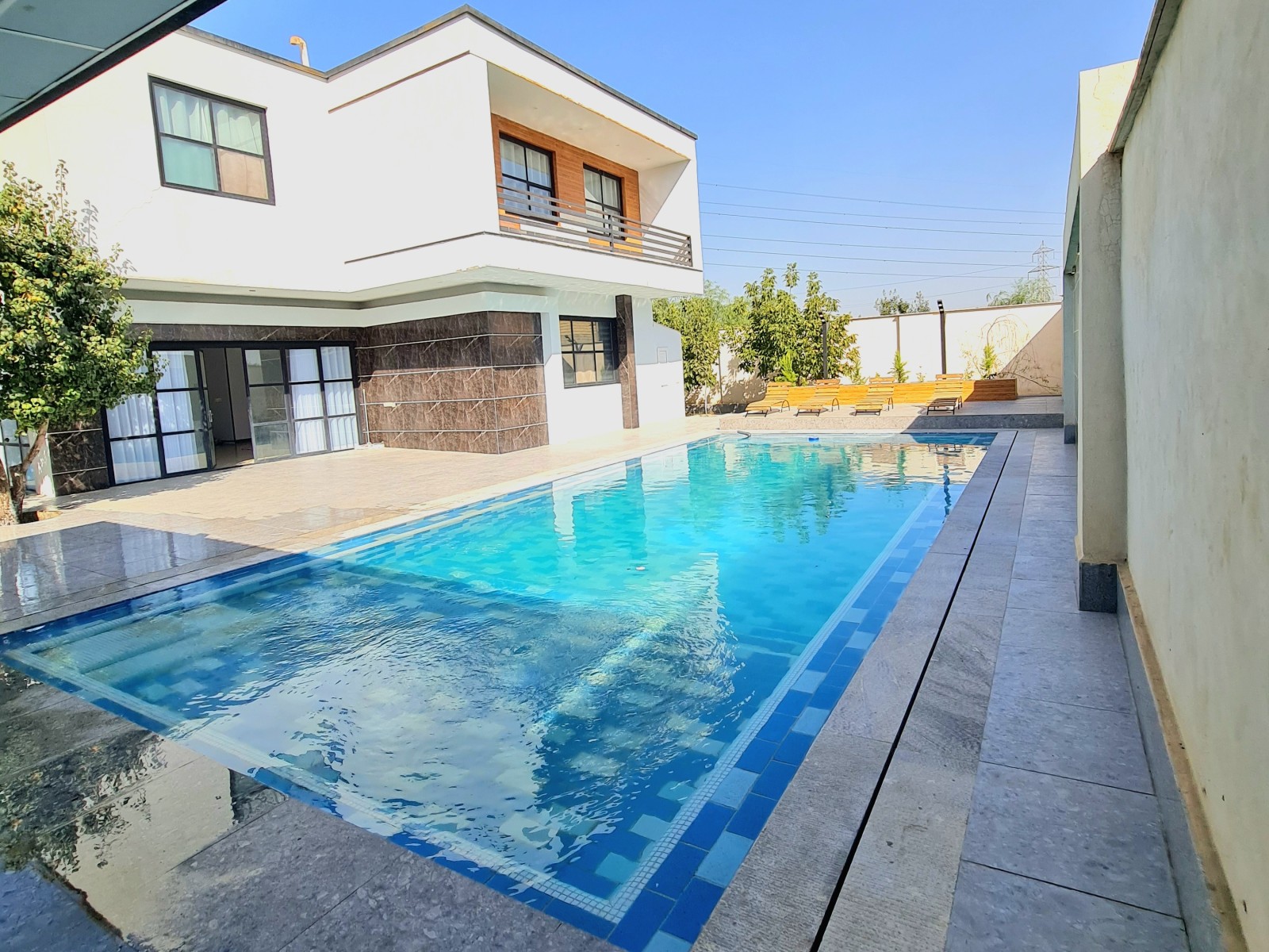 استخر و نمای پشت ویلا