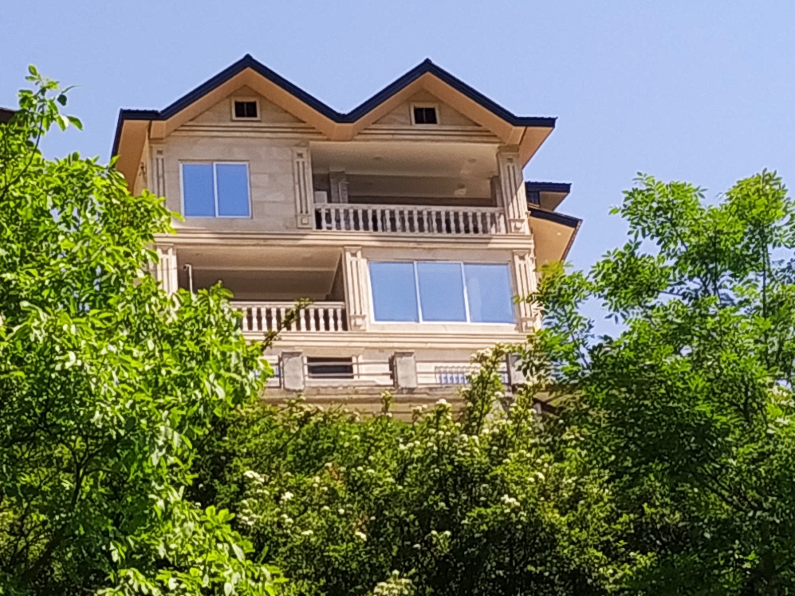 نمای بیرونی ساختمان