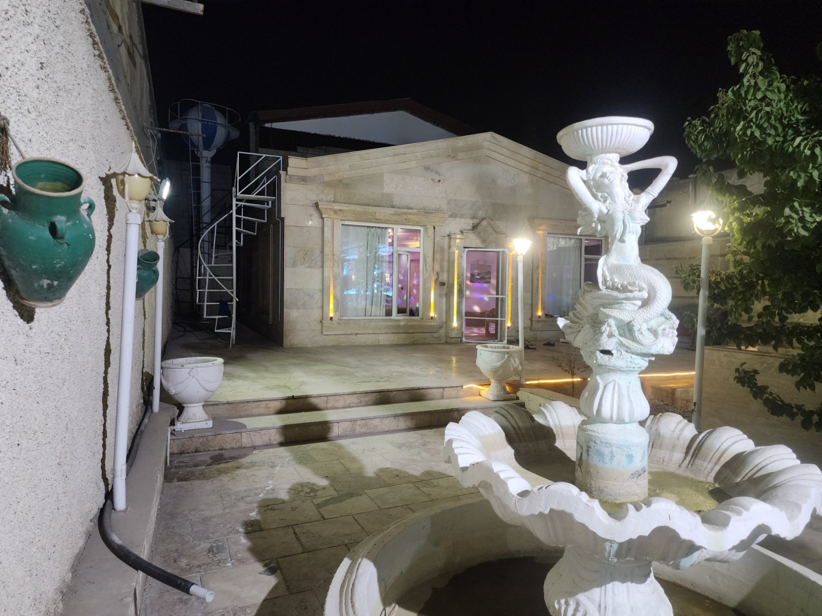 نمای ساختمان در شب