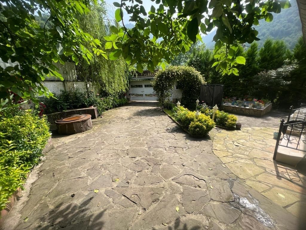 حیاط جلویی ویلا