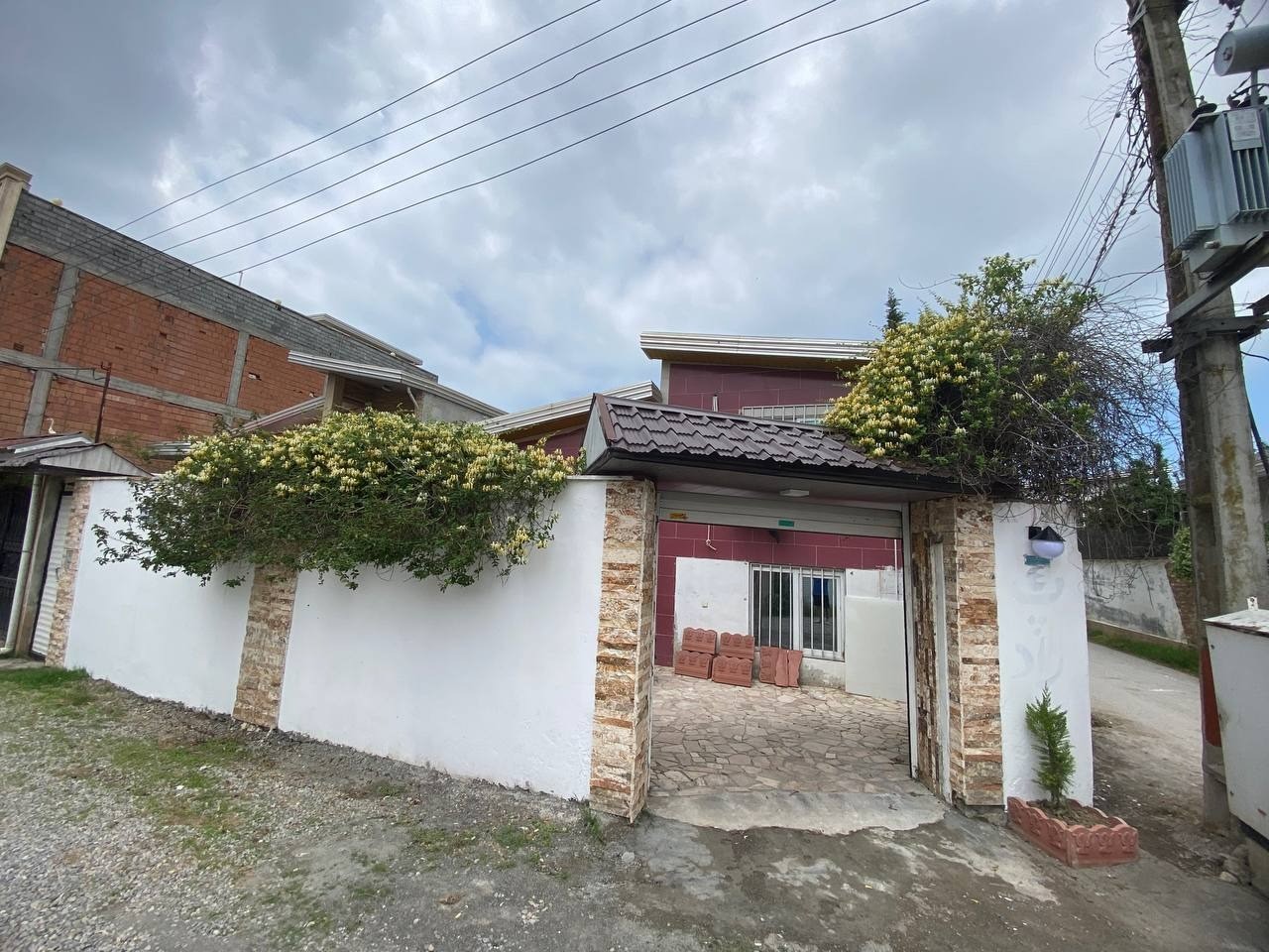 در ورودی پارکینگ