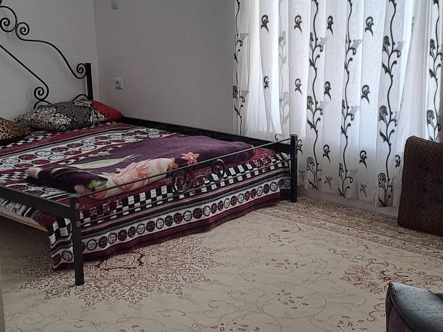 اتاق مستر دار با تخت دو نفره و مبل