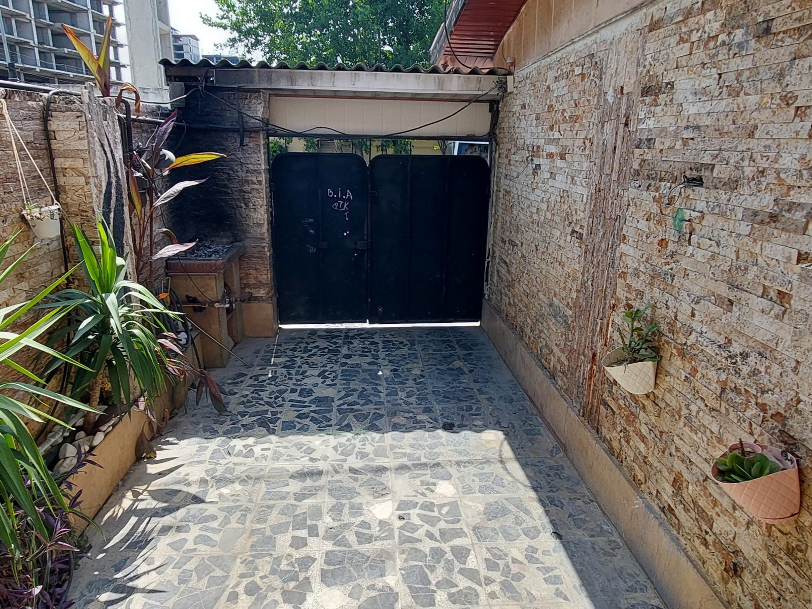 حیاط وپارکینگ حیاط وپارکینگ