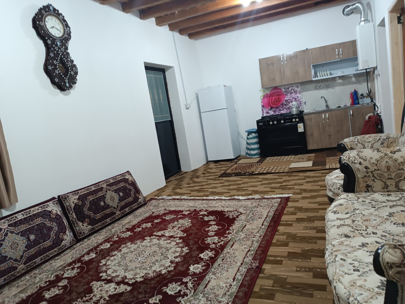 اتاق پذیرایی و آشپزخانه