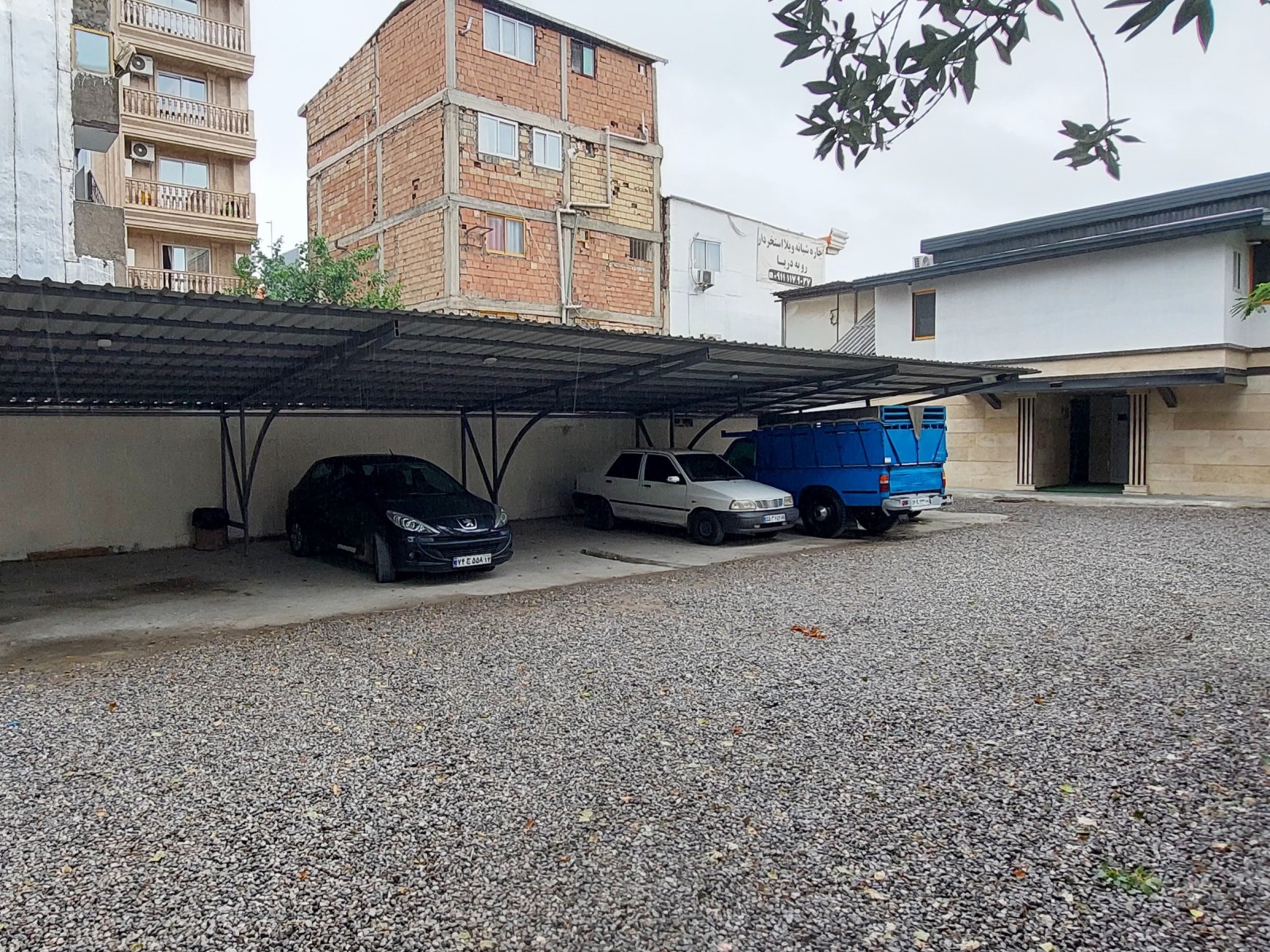 حیاط جلوی اپارتمان وپارکینگ
