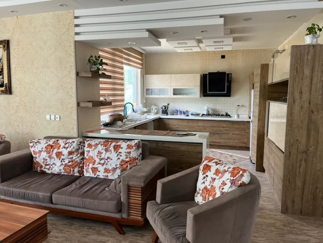 اتاق پذیرایی و آشپزخانه