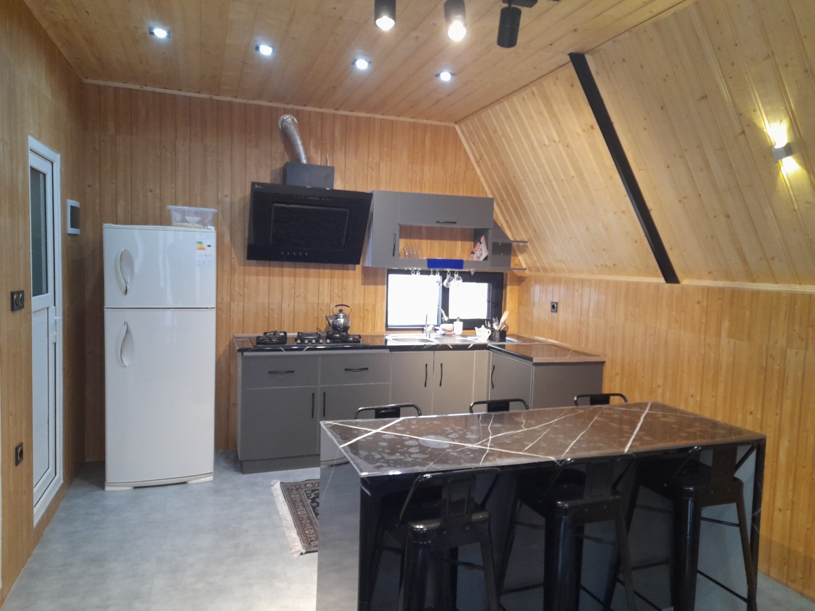 آشپزخانه با جزیره و صندلی ۶ نفره