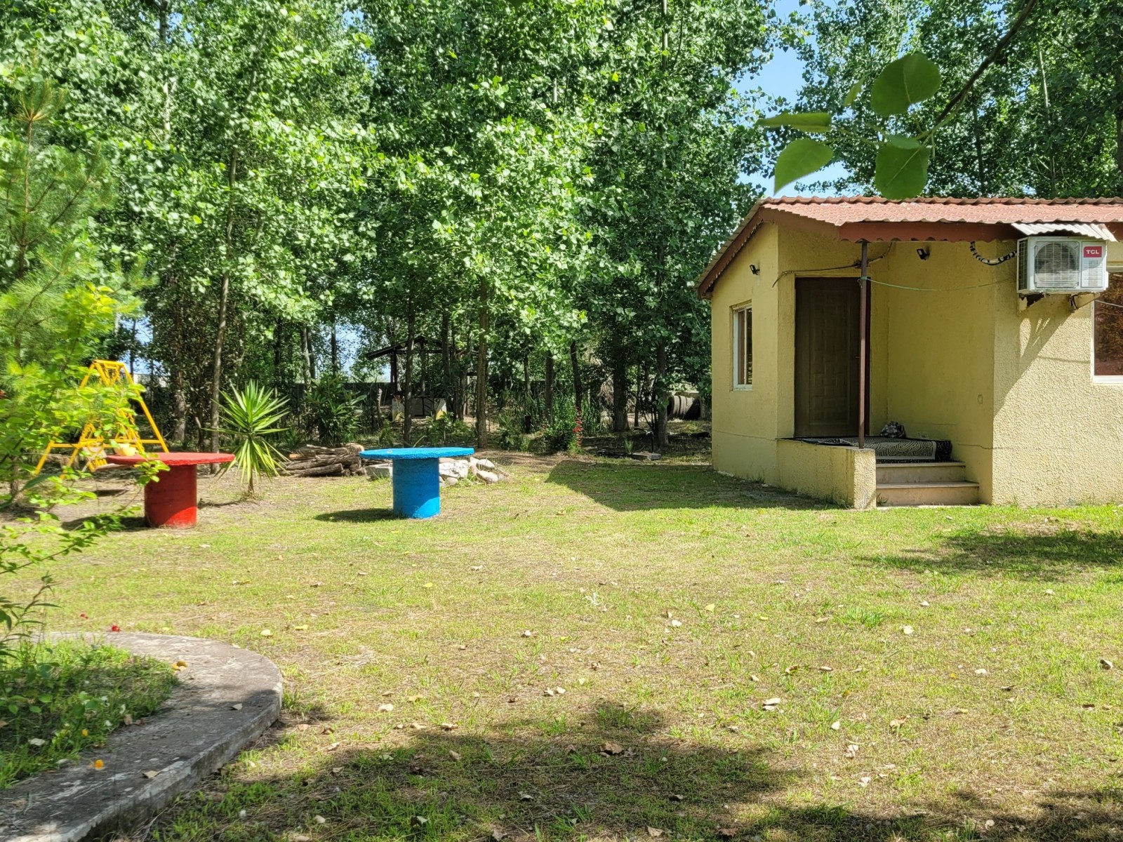 نمای بیرونی ساختمان و حیاط