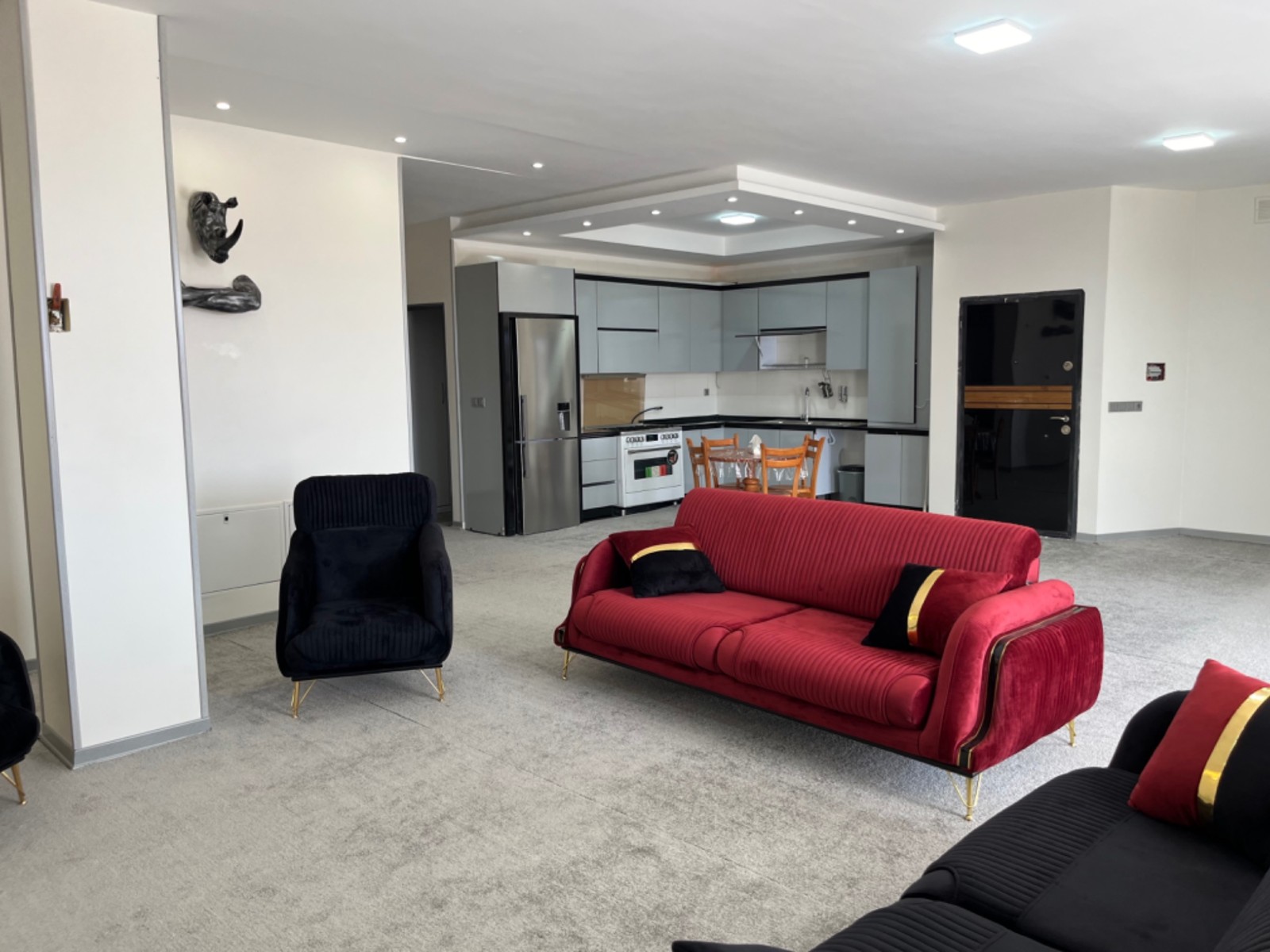 اتاق پذیرایی و آشپزخانه