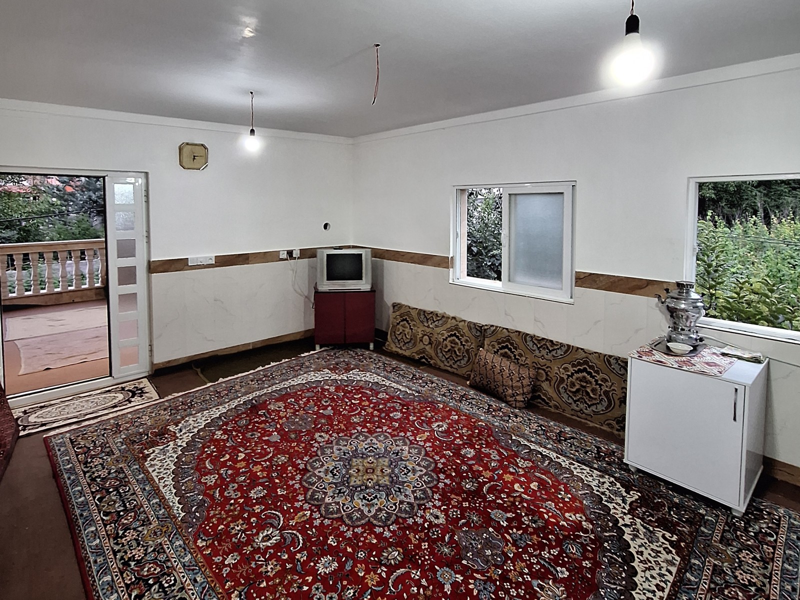 نمایی از اتاق پذیرایی بدون مبل