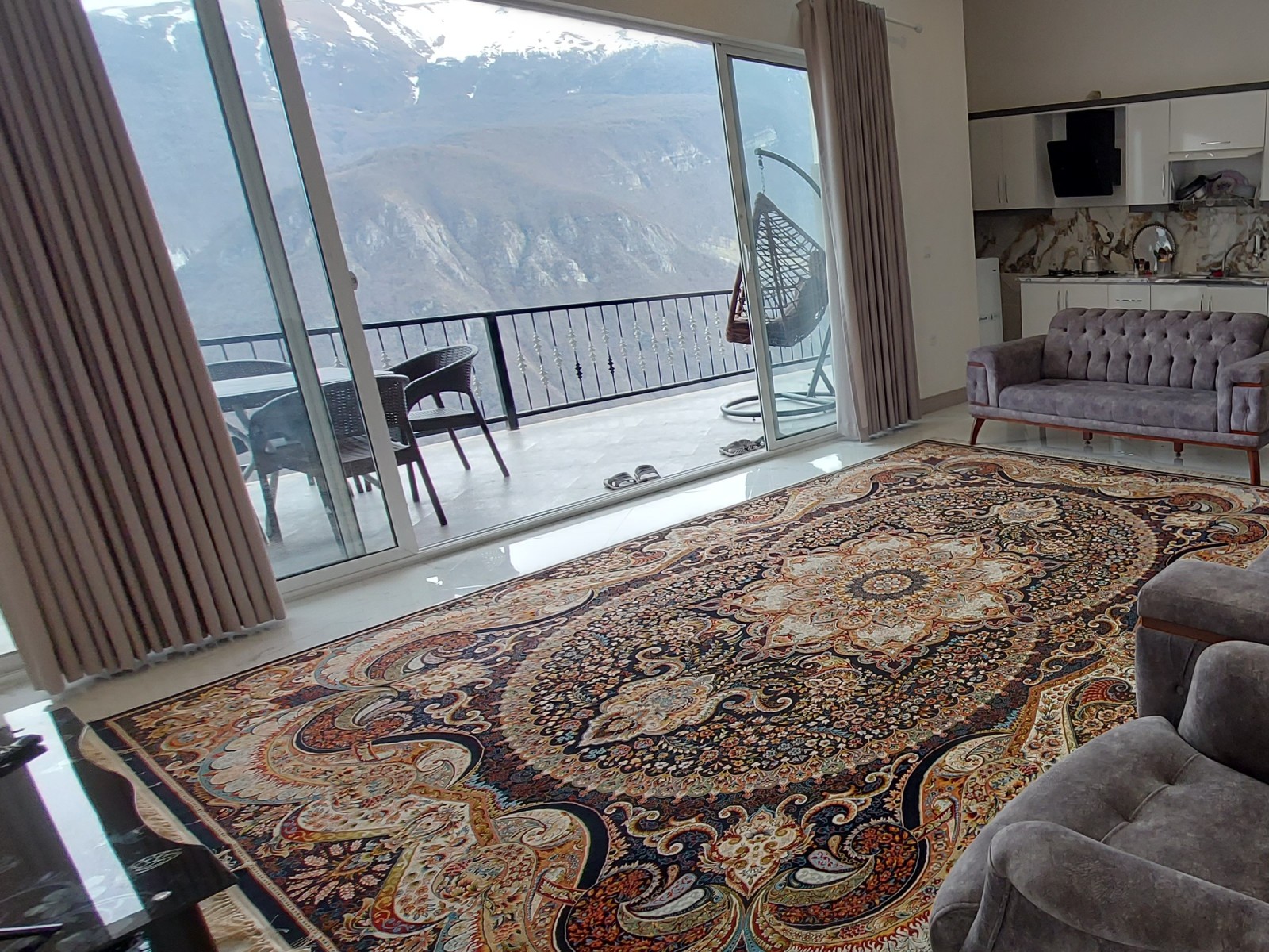 اتاق پذیرایی و آشپزخانه