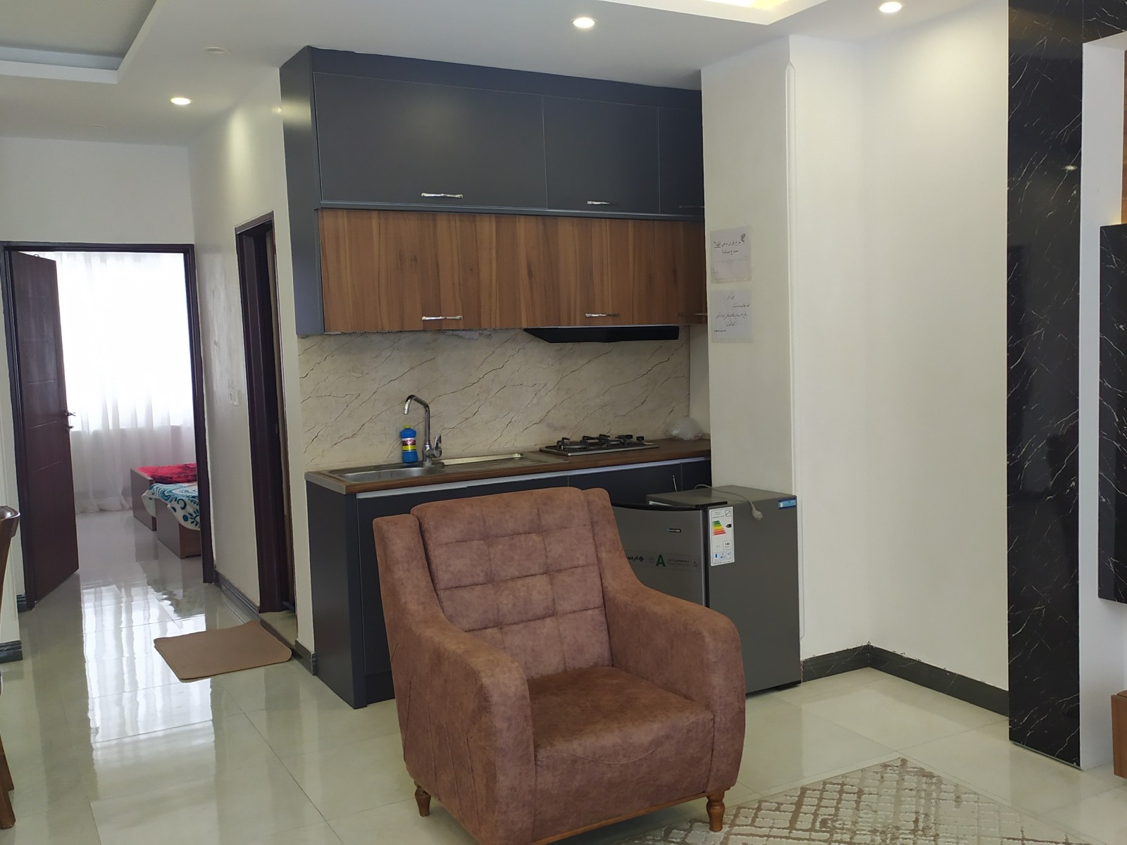 اتاق پذیرایی و آشپزخانه