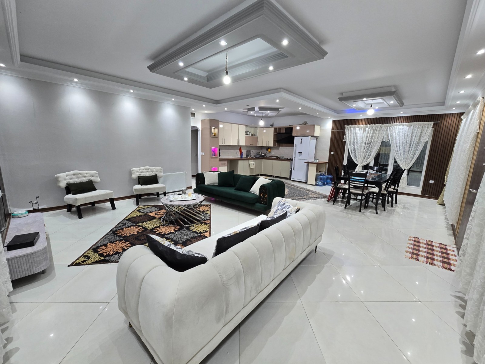 اتاق پذیرایی و آشپزخانه