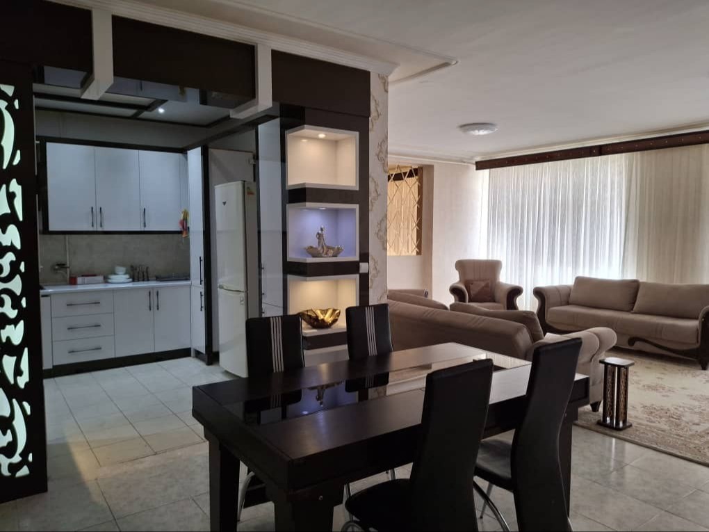 اتاق پذیرایی و آشپزخانه