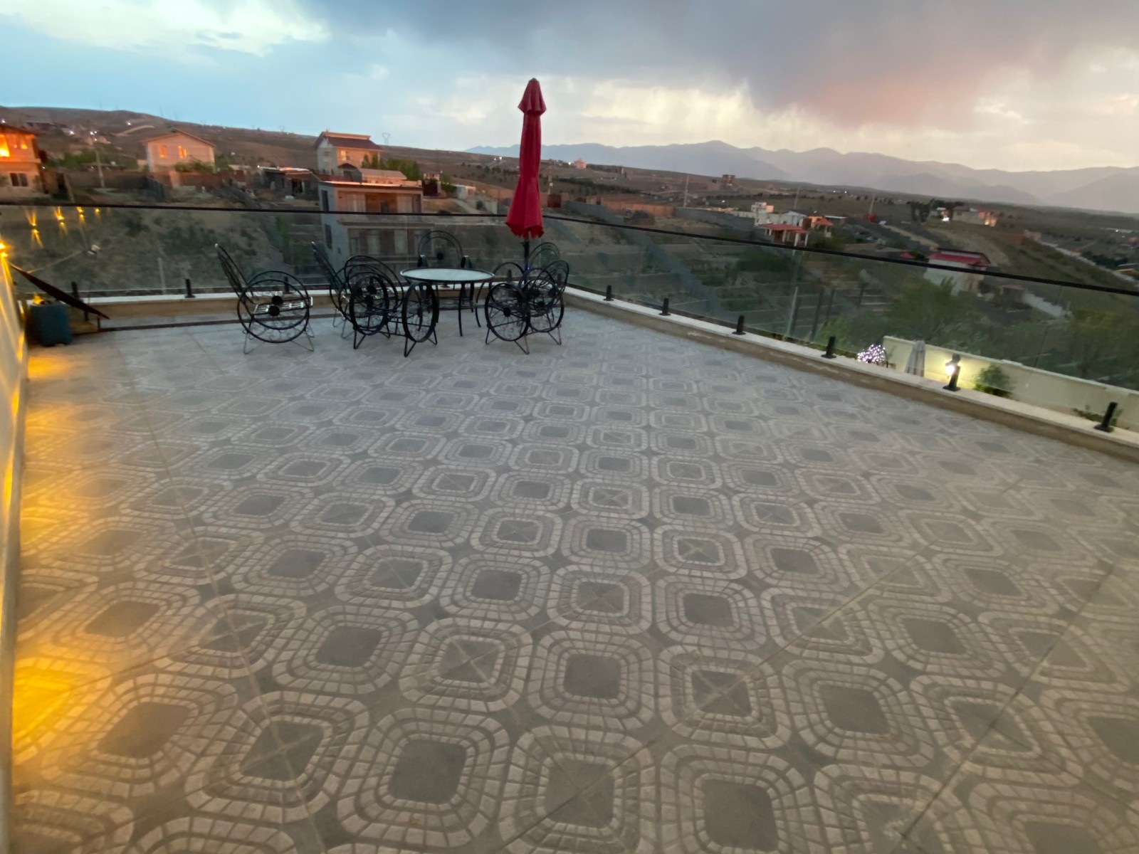 نمای بیرونی ساختمان تراس بالا