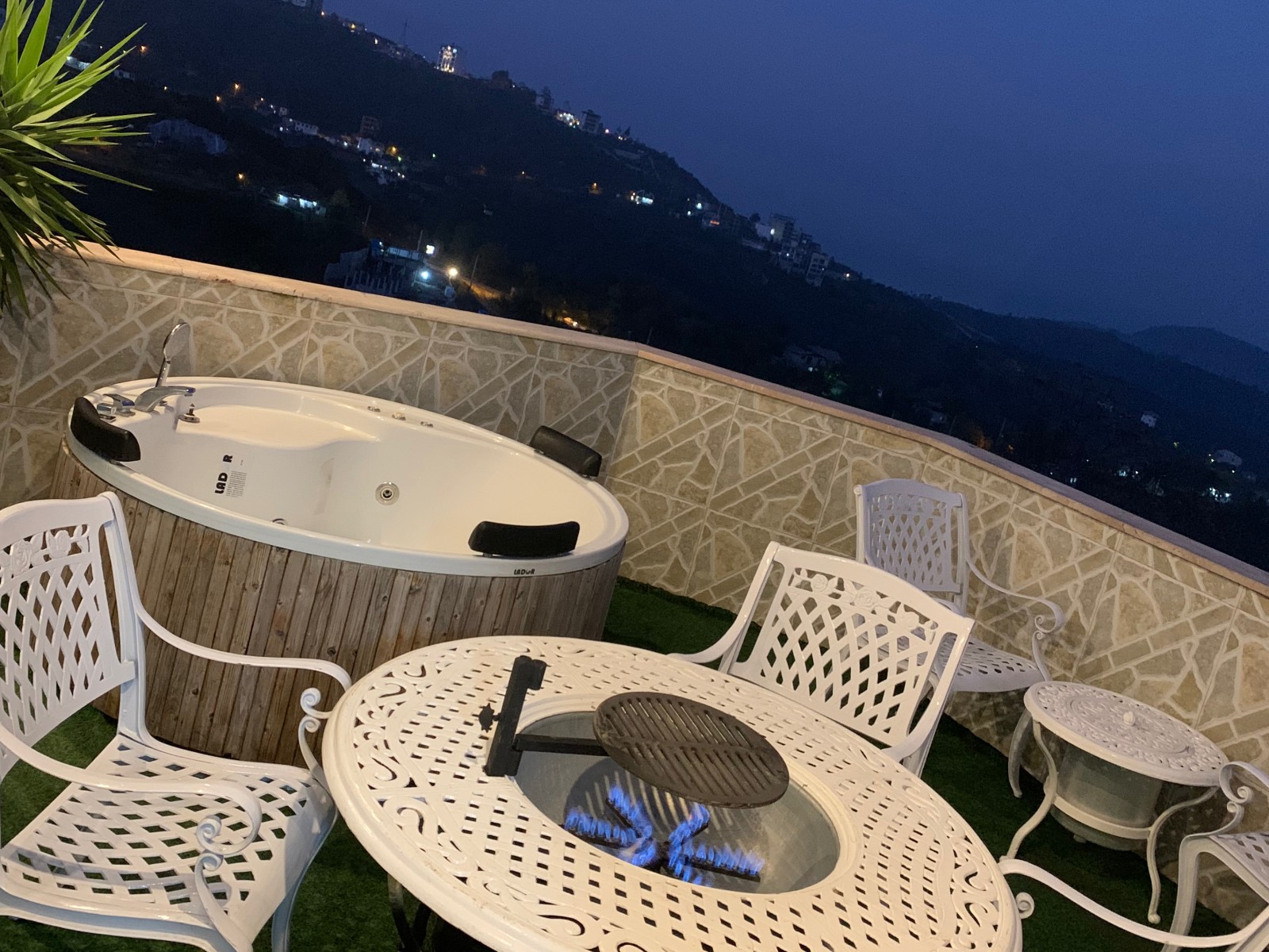 جکوزی و آتشکده رو تراس جکوزی و آتشکده رو تراس