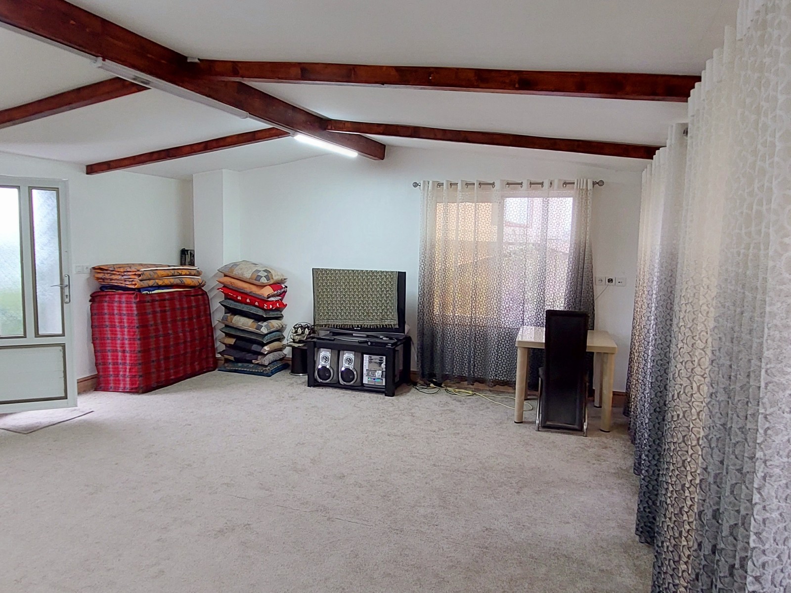 اتاق پذیرایی طبقه اول