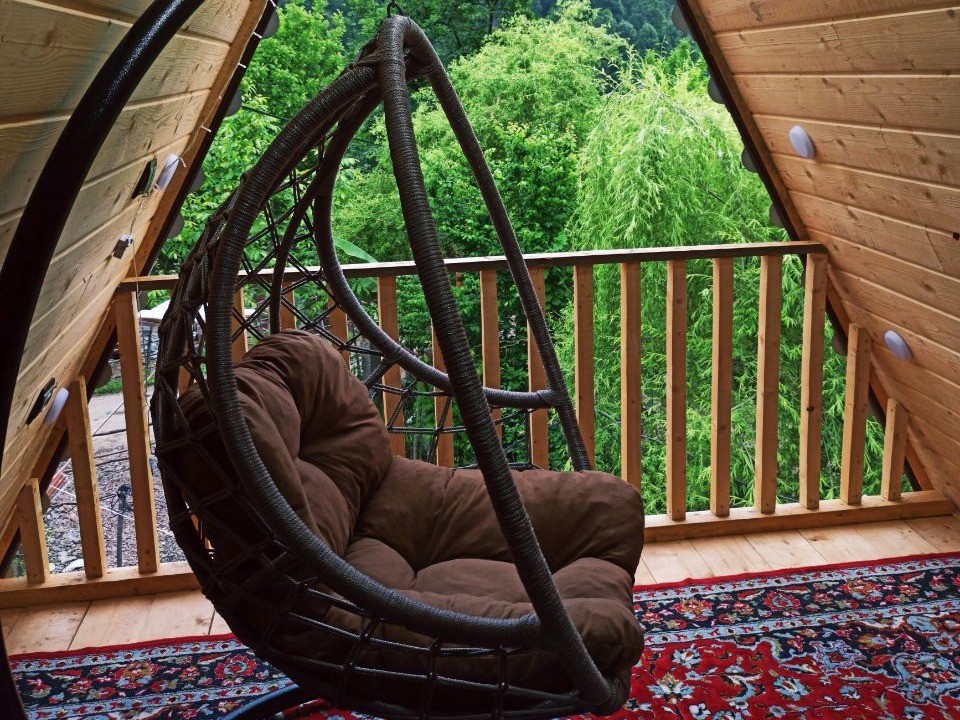 تاب موجود در تراس طبقه بالا تاب موجود در تراس طبقه بالا