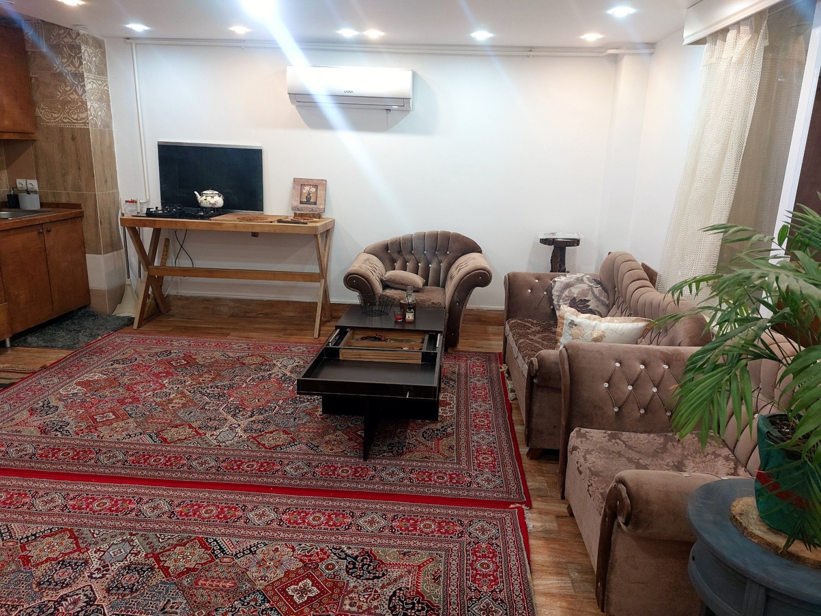 اتاق پذیرایی و آشپزخانه