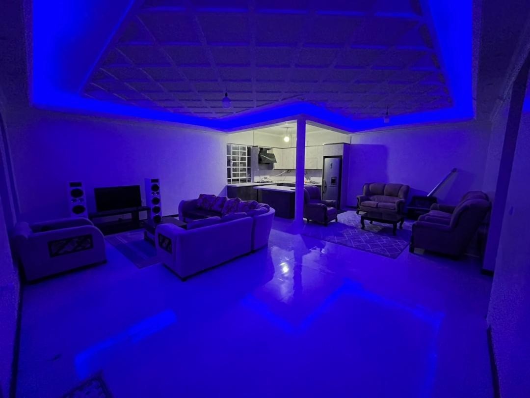 اتاق پذیرایی و آشپزخانه