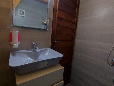 کلبه چوبی سوئیسی مجلسی در آستانه اشرفیه