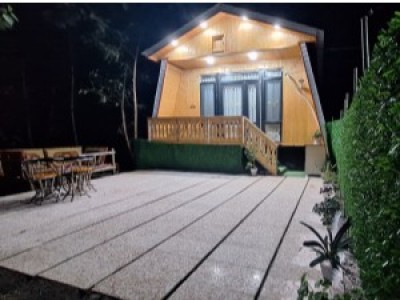 کلبه چوبی سرسبز