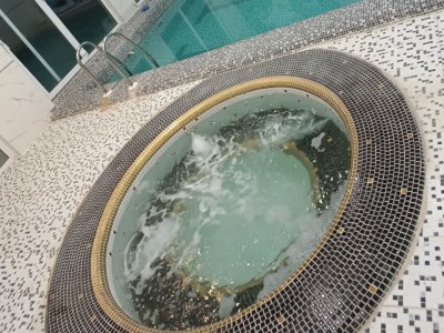 استخر ابگرم و جکوزی با وسایل بازی
