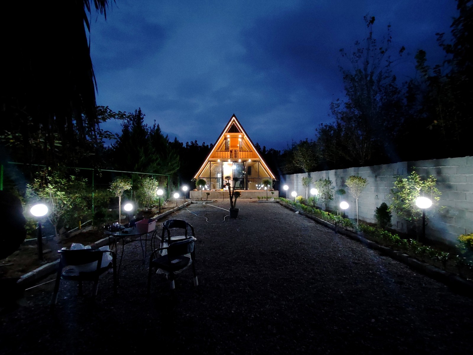 نمای بیرونی ساختمان در شب