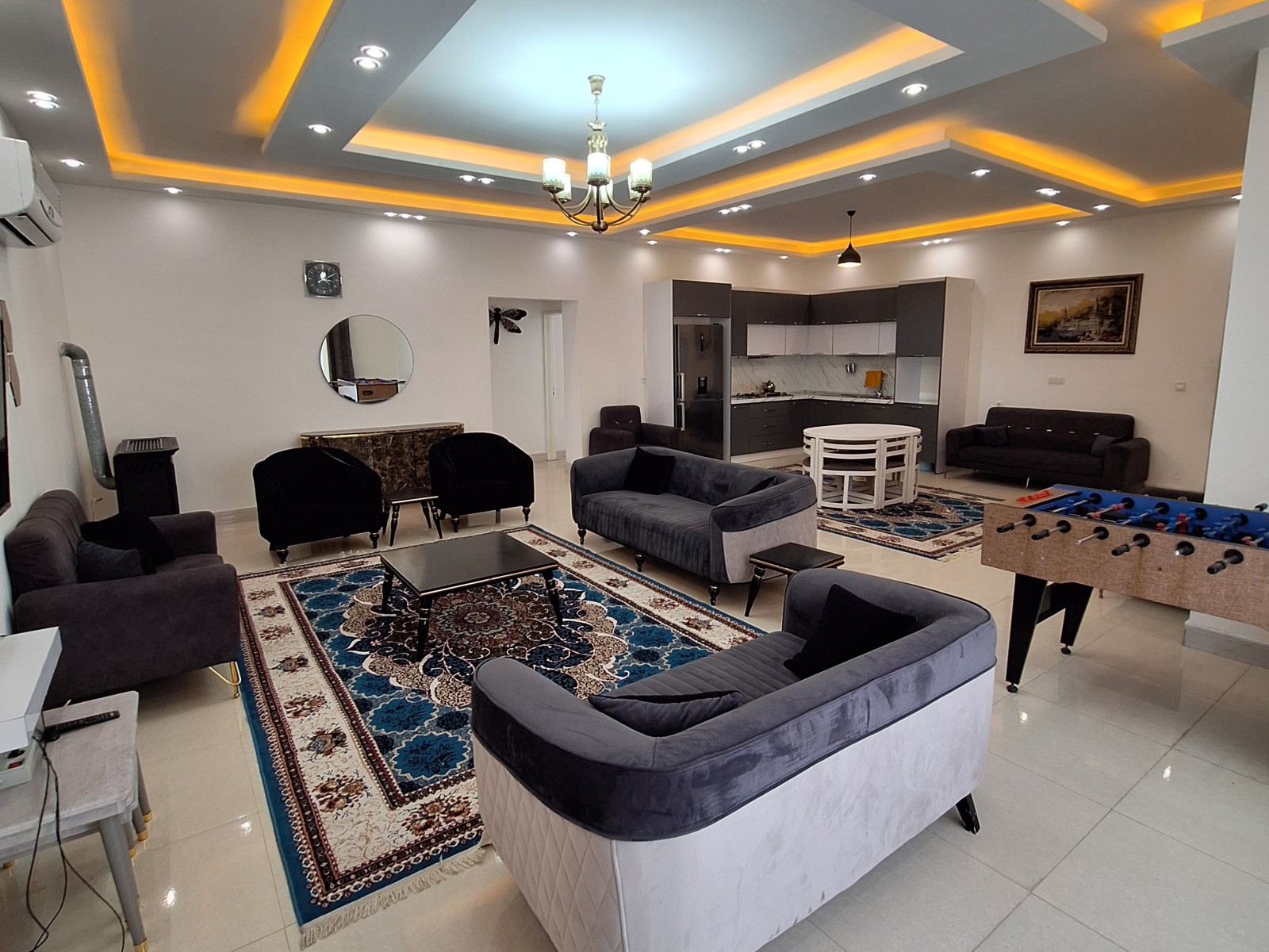 اتاق پذیرایی و آشپزخانه