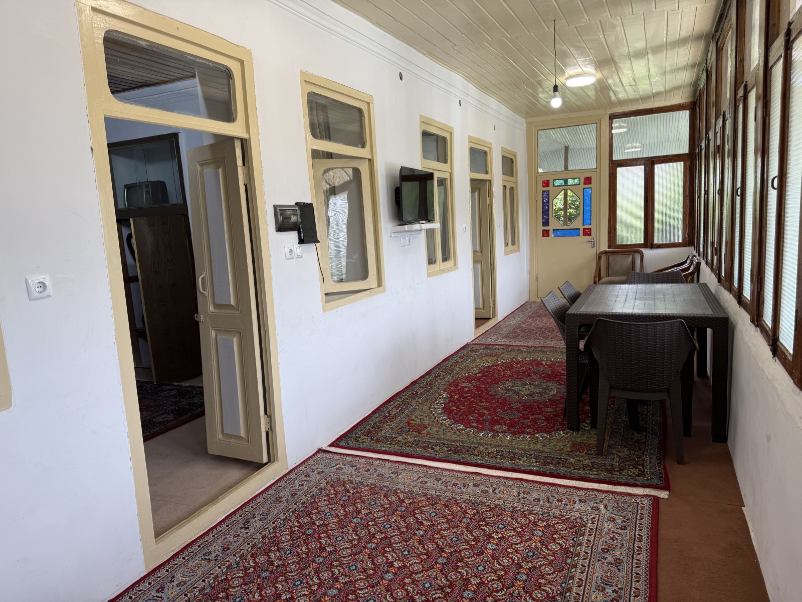پذیرایی و ورودی اتاق خواب ها